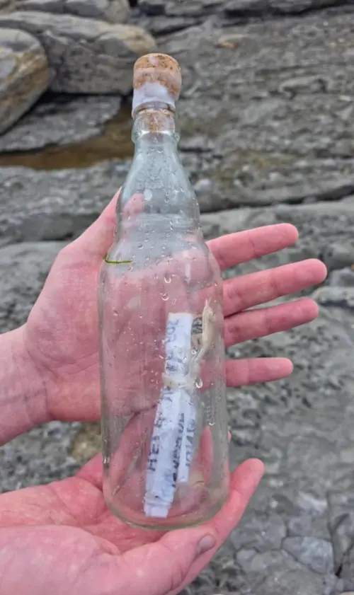 ▲台灣蘇澳籍漁船「永裕興18號」求救瓶中信曝光（圖／取自Reddit）