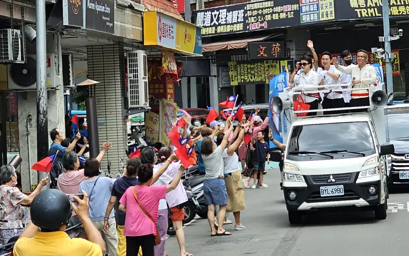 ▲盧秀燕在台中的個人魅力，於掃街過程展現無遺。（圖／記者顏幸如攝，2025.07.25）