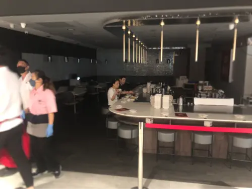 ▲Dream plaza開幕首日跳電,民眾摸黑用餐。(圖/記者嚴俊強攝影) ▲Dream plaza開幕首日跳電,民眾摸黑用餐。(圖/記者嚴俊強攝影)