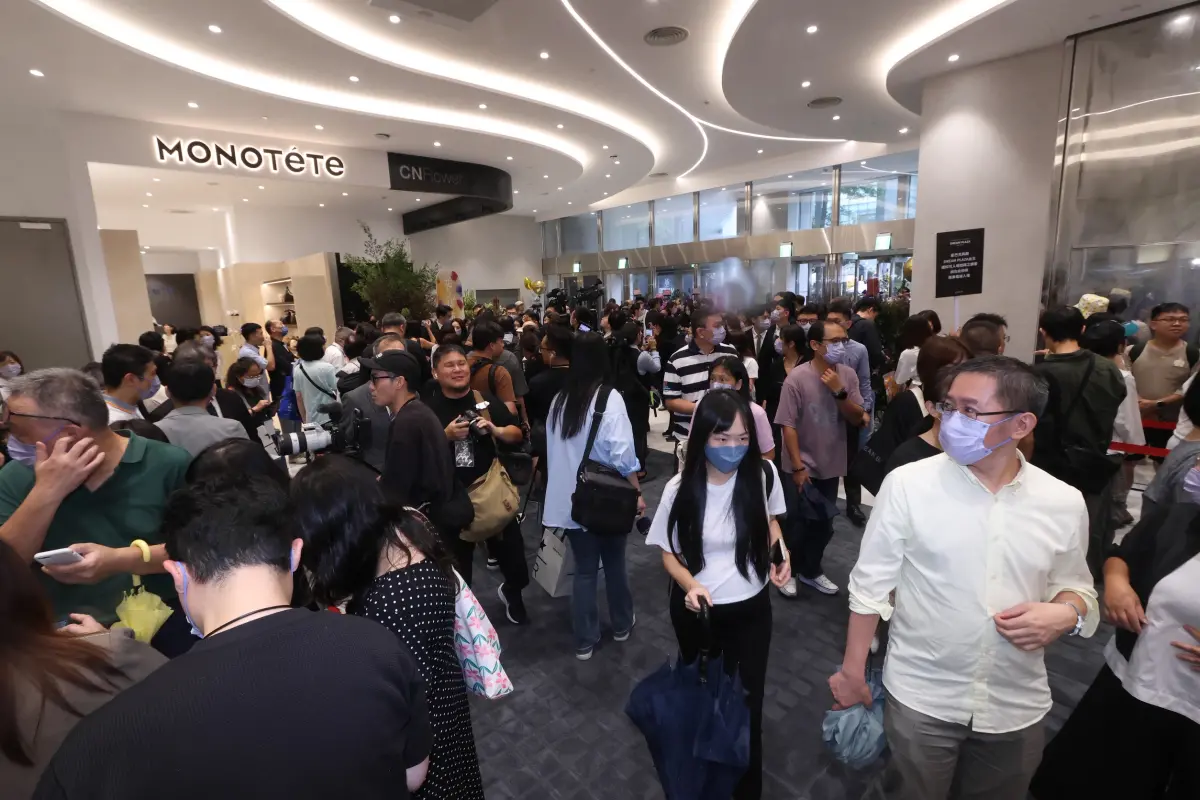 ▲信義區新百貨DREAM PLAZA今（25）日正式開幕，百貨一開門就有大批民眾湧入。（圖／記者嚴俊強攝）