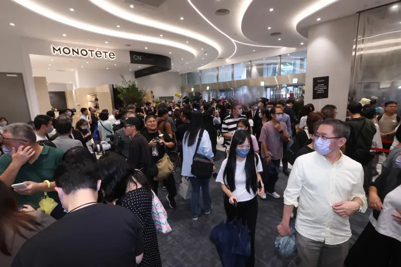 ▲信義區新百貨DREAM PLAZA今（25）日正式開幕，百貨一開門就有大批民眾湧入。（圖／記者嚴俊強攝）