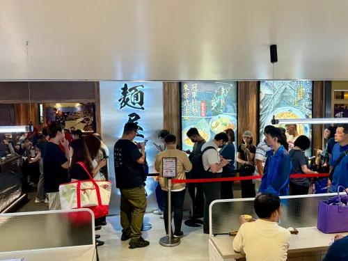 「麵屋武藏」拉麵與「かつ丼屋勝急」分別推出買一送一、半價之優惠,也有排隊人潮。(圖/記者葉盛耀攝) ▲「麵屋武藏」拉麵與「かつ丼屋勝急」分別推出買一送一、半價之優惠,也有排隊人潮。(圖/記者葉盛耀攝)