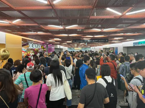 ▲最可觀的還是從B2捷運連通道進場的人流量,B2美食街也是僅次於星巴克最熱門的區域。(圖/記者葉盛耀攝) ▲最可觀的還是從B2捷運連通道進場的人流量,B2美食街也是僅次於星巴克最熱門的區域。(圖/記者葉盛耀攝)