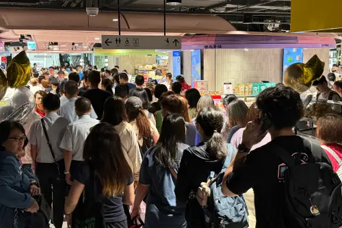 「揮別憂鬱byebyeblues」今日推出生乳捲第2卷只要一元,引起排隊人潮,塞滿整個走道。(圖/記者葉盛耀攝) ▲「揮別憂鬱byebyeblues」今日推出生乳捲第2卷只要一元,引起排隊人潮,塞滿整個走道。(圖/記者葉盛耀攝)