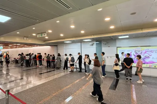 阿KEN甜甜圈GooDonut排隊隊伍不如預期中多,記者在12:30左右時目測,也僅約30個人左右。(圖/記者葉盛耀攝) ▲阿KEN甜甜圈GooDonut排隊隊伍不如預期中多,記者在12:30左右時目測,也僅約30個人左右。(圖/記者葉盛耀攝)