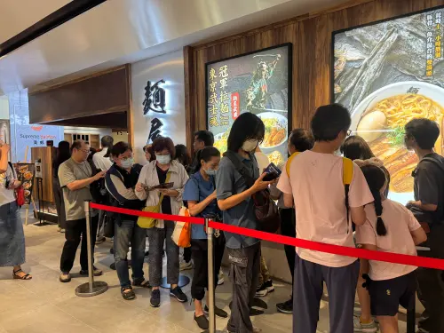 麵屋武藏排隊人潮。(圖/記者鍾怡婷攝) ▲麵屋武藏排隊人潮。(圖/記者鍾怡婷攝)