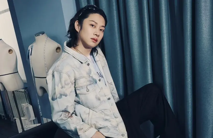 ▲希澈（如圖）在南韓演藝圈內人緣非常好、異性友人也很多，因此常爆出緋聞，但他大多否認，還曾被誤認是同性戀，直到2020年他首度公開認愛TWICE成員Momo，才破除傳聞，但兩人最終也在2021年分手。（圖／希澈IG）