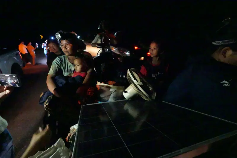 ▲泰國與柬埔寨在邊境爆發戰爭，柬埔寨奧多棉吉省居民逃離村莊。（圖／美聯社／達志影像）