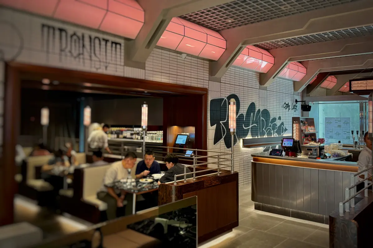 ▲瑪黑家居選物旗下知名餐酒館「瑪黑餐酒」全新升級店型「瑪黑餐酒信義店 Transit Taipei」，進駐Dream Plaza的1樓，今日隨著百貨開幕也首日迎客。（圖／記者葉盛耀攝）