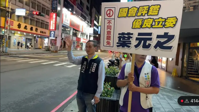 巷仔內／葉元之回歸選區站街頭催票　粉絲感動力挺！驚險保住立委