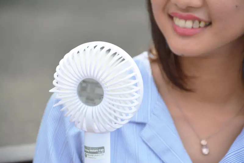 ▲炎炎夏日來臨，近年來手持風扇成為不可或缺的消暑良伴，不過在使用時得多加注意起火爆炸風險。（示意圖／取自フリー素材.com）