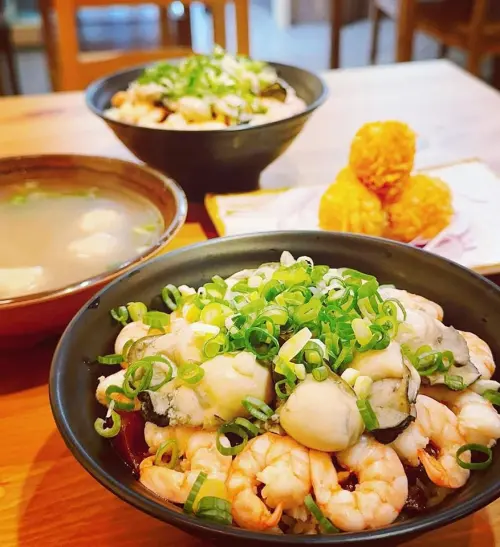 ▲店裡最貴的滷肉飯一碗215元，有生蛋黃+白蝦仁+鮮蚵+蔥。（圖／梅菊手作魯肉飯IG）