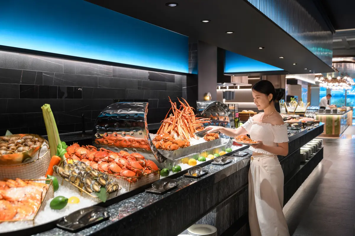 ▲「島語自助餐廳」是目前全台最難訂位吃到飽餐廳品牌，開設第二家分店於漢神百貨，今天11:00開放搶先預約，能訂到9月底前的座位，5分鐘內座位全部被搶光。（圖／台北漢來飯店提供）