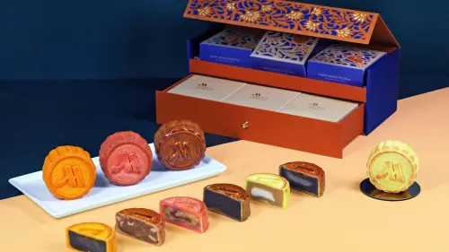 ▲ 「豪月禮盒」揉合節慶意象與現代美學，禮盒以抽屜式結構為設計，蘊藏6款不同風味的廣式月餅。（圖／高雄萬豪酒店提供）