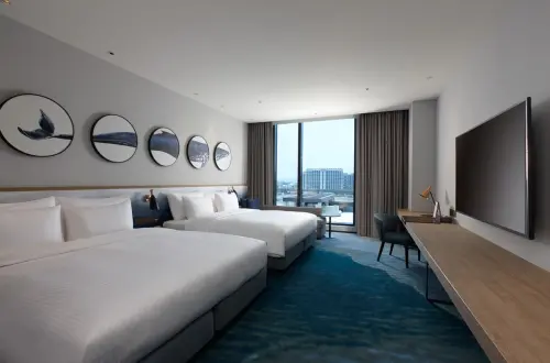 ▲COZZI Blu和逸飯店‧桃園館迎接開幕第5年，即日起推出「海FUN~5 GO讚」住房專案，平日雙人入住免費升等房型含自助早餐每晚只要5,555元。(圖／COZZI Blu和逸飯店‧桃園館提供)