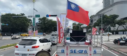 ▲罷團車隊上插青天白日滿地紅國旗，對於罷免傅崐萁主打「心中有國旗」策略。（圖／翻攝畫面）