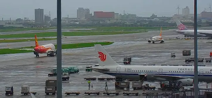 ▲今（25）日桃園機場傳出兩架飛機「頭對頭」，一架是香港航空香港飛台北班機，另一架為海南航空班機。圖／取自桃園機場YouTube）