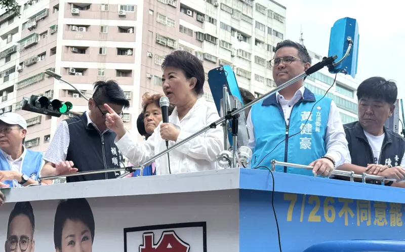 ▲台中市長盧秀燕陪黃健豪車隊掃街,晚間將前往台北,出席凱道「反惡罷選前之夜」。(圖/記者顏幸如攝,2025.07.25)