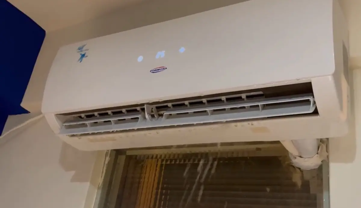 ▲有民眾啟動冷氣後卻發出怪聲，下秒狂噴許多冰塊，畫面曝光後吸引超過81萬人觀看，就有師傅現身找到問題了。（圖／Threads@ruei4._授權提供）