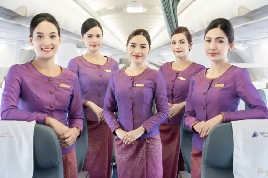 ▲柬埔寨國家航空公司「柬埔寨航空」（Air Cambodia）近日因空服員制服與機身塗裝使用紫色而捲入抄襲爭議。（圖／攝自臉書）