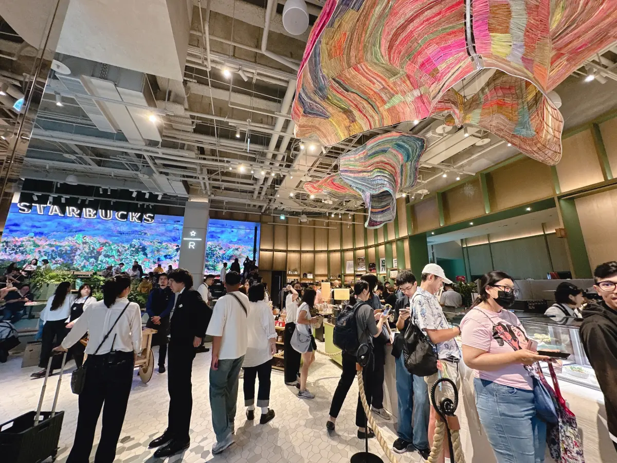 ▲全台最大「星巴克典藏 DREAM PLAZA台北」早上9時50分就有民眾在館外排隊，第一梯次在15分鐘內就客滿。（圖／記者鍾怡婷攝）