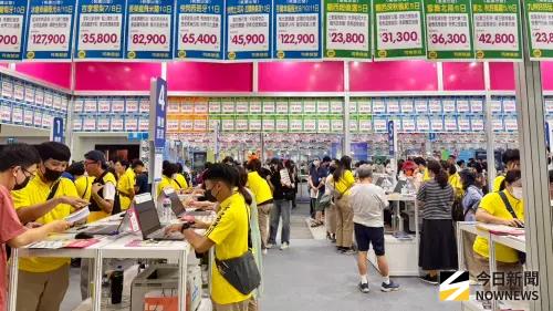 ▲ 「2025高雄國際夏季旅展」今年規模全面升級，開幕一早就吸引眾多民眾前往，人潮滿滿。（圖／記者陳美嘉攝，2025.07.25）