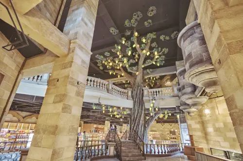 城堡中央聳立10米高「黃金可可樹」,預計將成為人氣拍照打卡景點。(圖/歐樂沃築夢城堡提供) ▲城堡中央聳立10米高「黃金可可樹」,預計將成為人氣拍照打卡景點。(圖/歐樂沃築夢城堡提供)