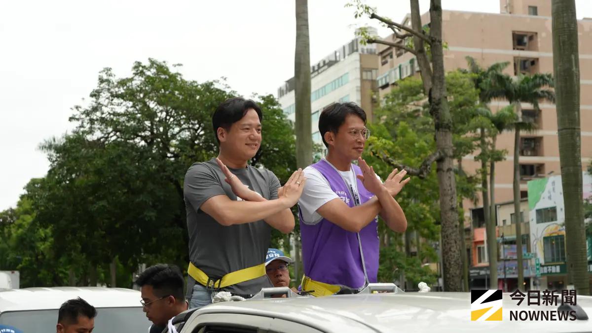 ▲民眾黨主席黃國昌（右）與新竹代理市長邱臣遠，共同進行車隊掃街向市民懇託「票投不同意、反惡霸護新竹」。（圖／記者呂炯昌攝，2025.07.25）