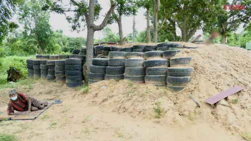 泰國與柬埔寨爆發邊境軍事衝突，泰國居民在掩體上擺放木雕陽具，居民說希望削弱柬埔寨人的黑魔法。（圖／翻攝自khaosod）