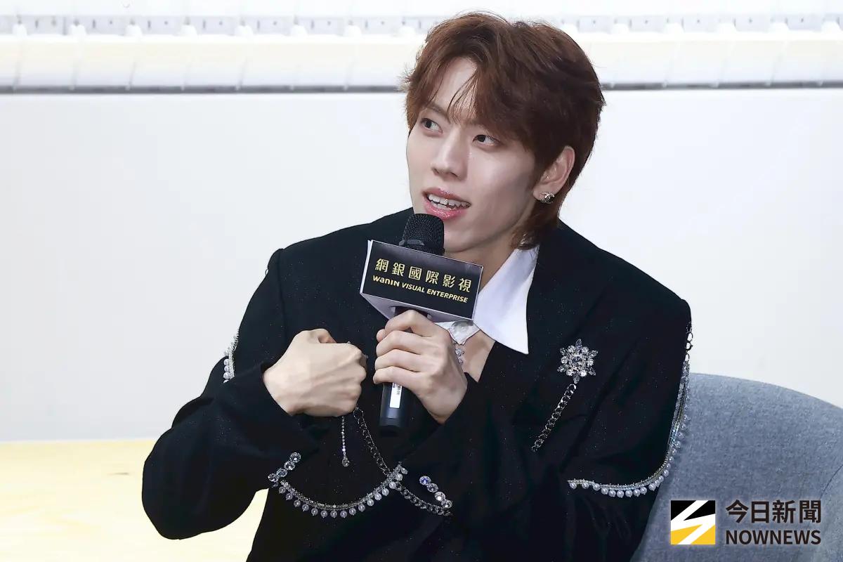 ▲INFINITE東雨來台開唱，受訪時當記者的面做伏地挺身，全場雖然錯愕，但也笑到不行。（圖／記者葉政勳攝）