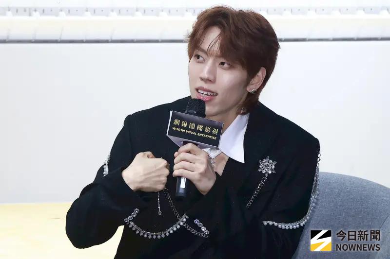 ▲INFINITE東雨來台開唱，受訪時當記者的面做伏地挺身，全場雖然錯愕，但也笑到不行。（圖／記者葉政勳攝）