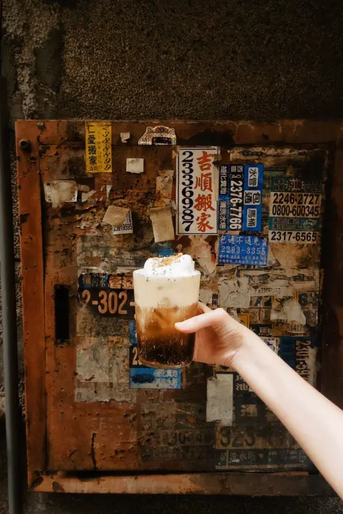 ▲WHO'S TEA鬍子茶與福源花生聯名，推出用「喝」的花生捲冰淇淋，讓綿密濃郁花生奶蓋，唰嘴的鹹甜夜市廟口好滋味正式登場。（圖／業者提供）