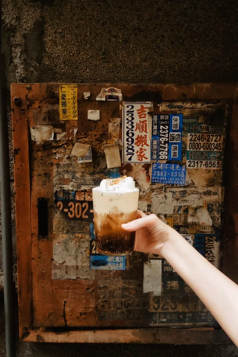 ▲WHO'S TEA鬍子茶與福源花生聯名，推出用「喝」的花生捲冰淇淋，讓綿密濃郁花生奶蓋，唰嘴的鹹甜夜市廟口好滋味正式登場。（圖／業者提供）
