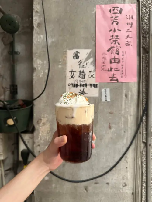 ▲WHO'S TEA鬍子茶與福源花生聯名，推出用「喝」的花生捲冰淇淋，讓綿密濃郁花生奶蓋，唰嘴的鹹甜夜市廟口好滋味正式登場。（圖／業者提供）