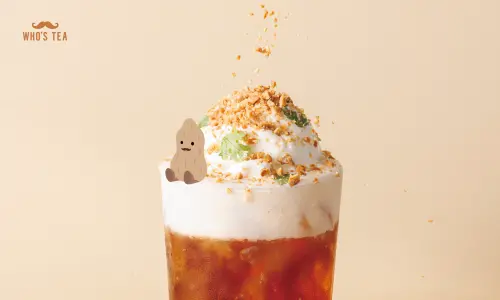 ▲WHO'S TEA鬍子茶與福源花生聯名，推出用「喝」的花生捲冰淇淋，讓綿密濃郁花生奶蓋，唰嘴的鹹甜夜市廟口好滋味正式登場。（圖／業者提供）