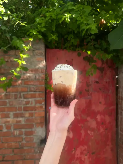 ▲WHO'S TEA鬍子茶與福源花生聯名，推出用「喝」的花生捲冰淇淋，讓綿密濃郁花生奶蓋，唰嘴的鹹甜夜市廟口好滋味正式登場。（圖／業者提供）