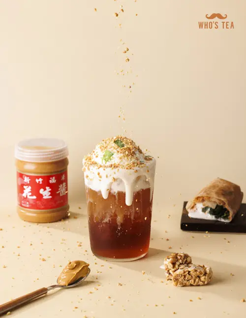 ▲WHO'S TEA鬍子茶與福源花生聯名，推出用「喝」的花生捲冰淇淋，讓綿密濃郁花生奶蓋，唰嘴的鹹甜夜市廟口好滋味正式登場。（圖／業者提供）