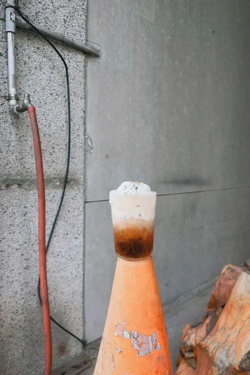 ▲WHO'S TEA鬍子茶與福源花生聯名，推出用「喝」的花生捲冰淇淋，讓綿密濃郁花生奶蓋，唰嘴的鹹甜夜市廟口好滋味正式登場。（圖／業者提供）