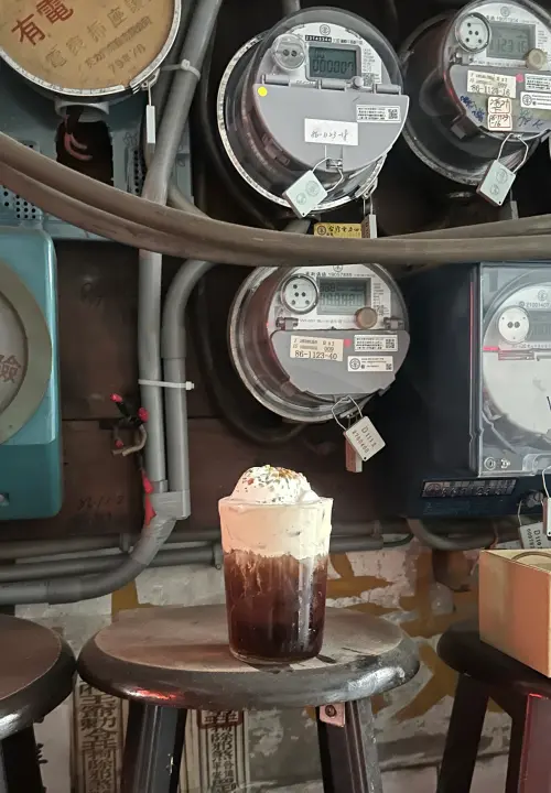 ▲WHO'S TEA鬍子茶與福源花生聯名，推出用「喝」的花生捲冰淇淋，讓綿密濃郁花生奶蓋，唰嘴的鹹甜夜市廟口好滋味正式登場。（圖／業者提供）