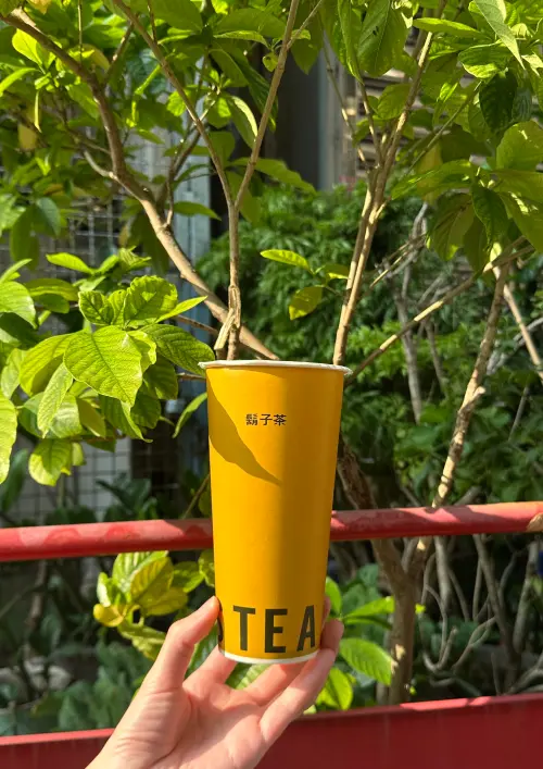 ▲WHO'S TEA鬍子茶與福源花生聯名，推出用「喝」的花生捲冰淇淋，讓綿密濃郁花生奶蓋，唰嘴的鹹甜夜市廟口好滋味正式登場。（圖／業者提供）