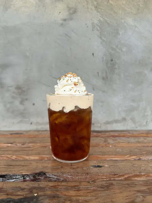 ▲WHO'S TEA鬍子茶與福源花生聯名，推出用「喝」的花生捲冰淇淋，讓綿密濃郁花生奶蓋，唰嘴的鹹甜夜市廟口好滋味正式登場。（圖／業者提供）