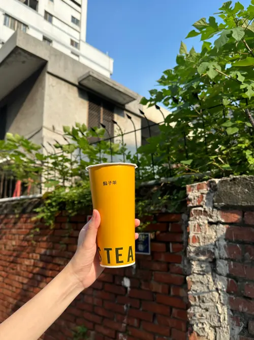 ▲WHO'S TEA鬍子茶與福源花生聯名，推出用「喝」的花生捲冰淇淋，讓綿密濃郁花生奶蓋，唰嘴的鹹甜夜市廟口好滋味正式登場。（圖／業者提供）