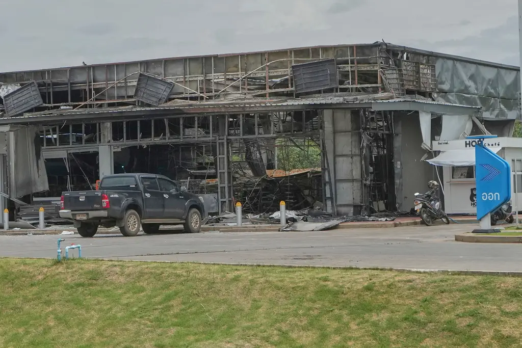 ▲柬埔寨對泰國西薩革府發射砲彈，導致加油站附近的便利商店受損。（圖／美聯社／達志影像）