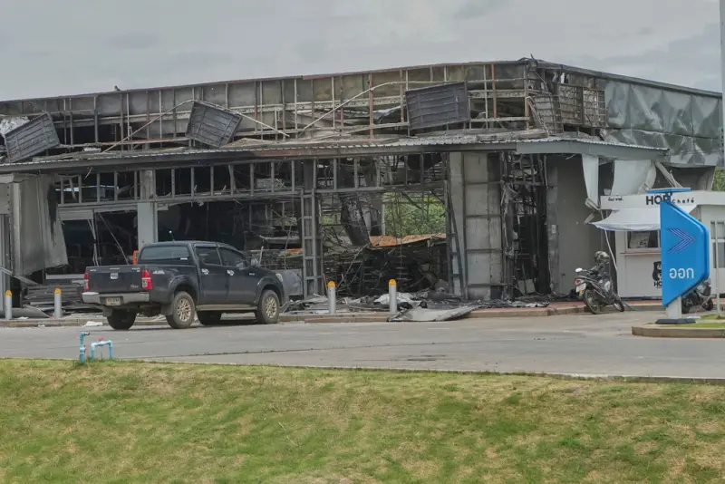 ▲柬埔寨對泰國西薩革府發射砲彈，導致加油站附近的便利商店受損。（圖／美聯社／達志影像）