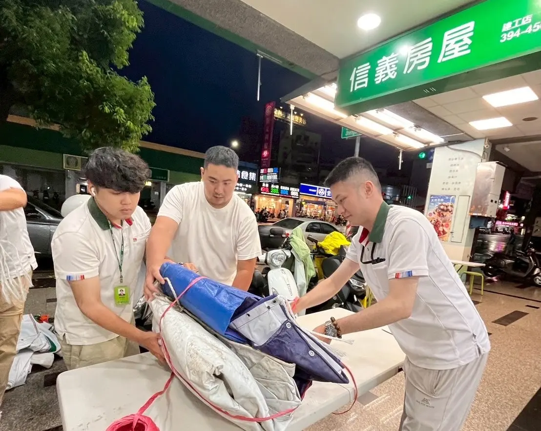 ▲信義房屋同仁協助整理帆布送至災區。（圖／信義房屋提供）