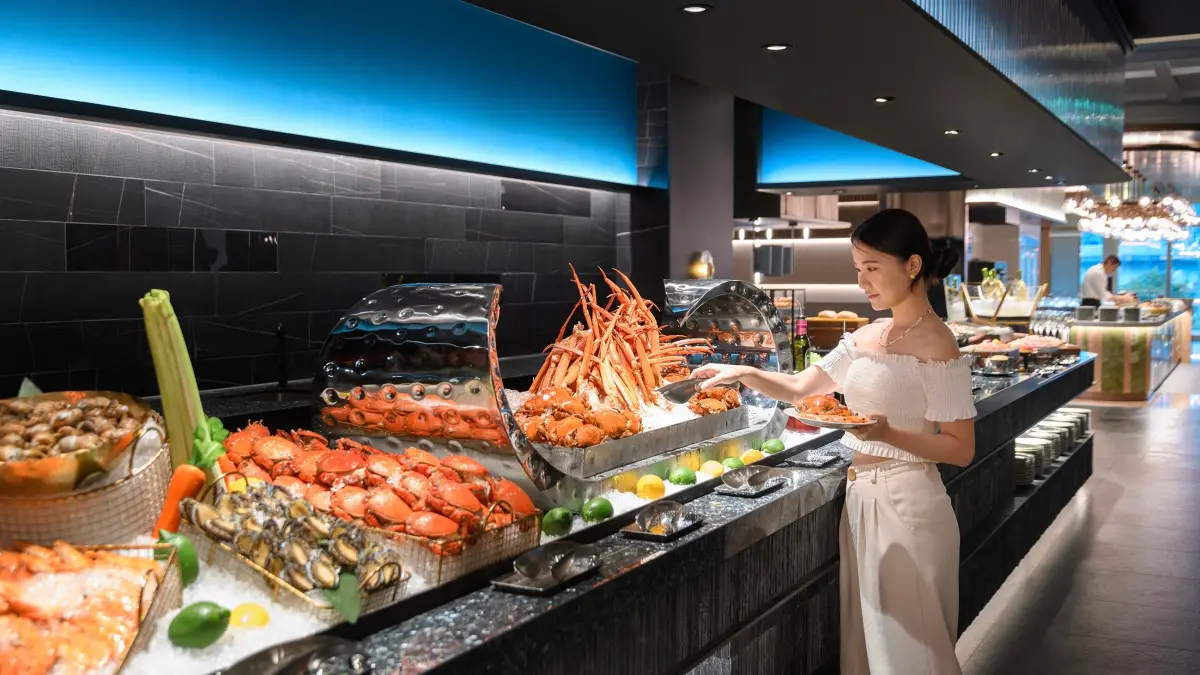 ▲每日限量的保證訂位住房專案「島語饗夜・一泊二食」，讓熱愛旅遊與美食的饕客無需搶破頭，就可以輕鬆吃到全台最夯的吃到飽餐廳。（圖／高雄漢來大飯店提供）