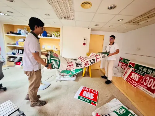 ▲信義房屋分店業務協助整理帆布送至災區。（圖／信義房屋提供）