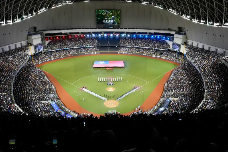 ▲蔡其昌曬大巨蛋國旗圖與滿場球迷，寫道「你比想像更愛這個國家」。（圖／翻攝自蔡其昌臉書）