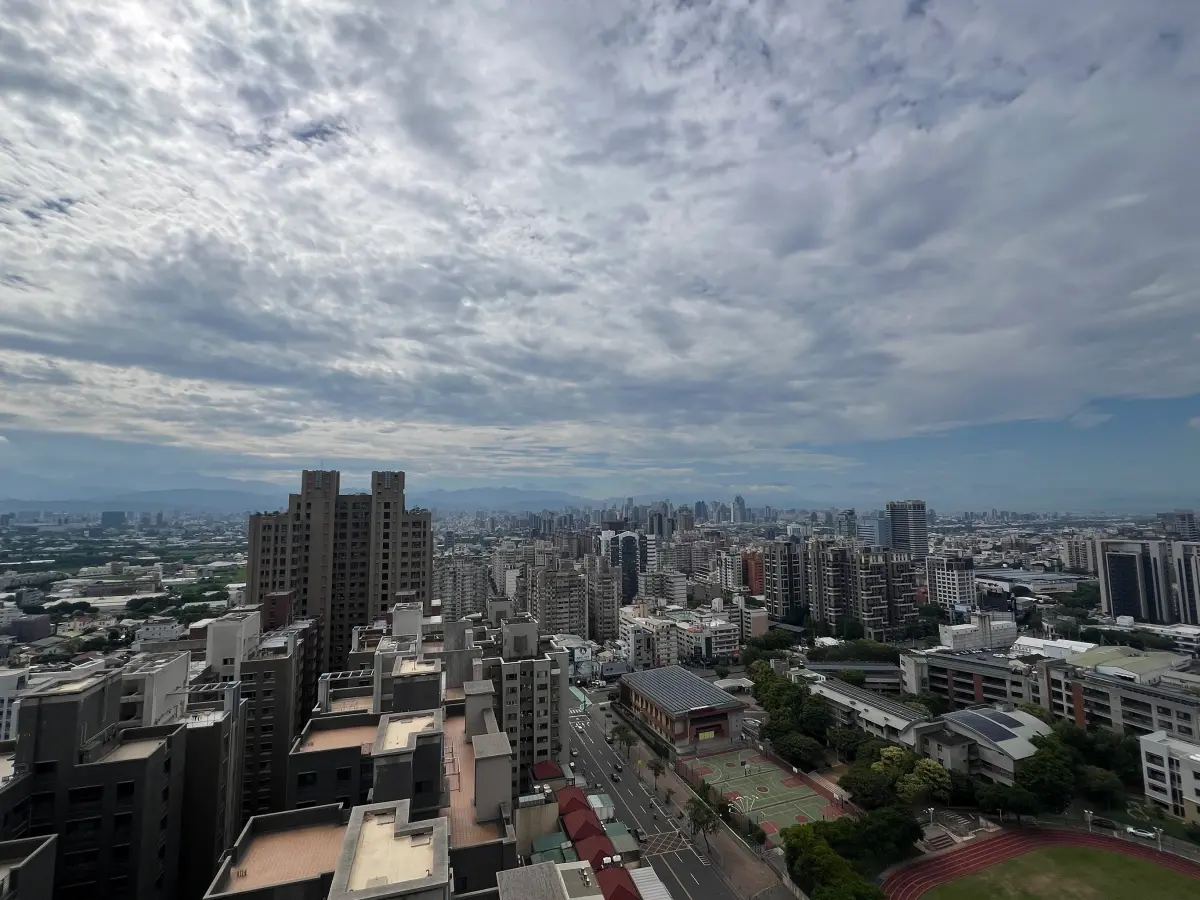 ▲捷運藍線從B9東海別墅站開始轉為地下段，西屯區當地居民大多期待捷運通車後，將提升區域的全面性發展。（圖／信義房屋提供）