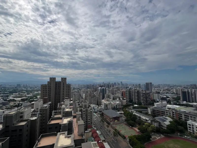 ▲捷運藍線從B9東海別墅站開始轉為地下段，西屯區當地居民大多期待捷運通車後，將提升區域的全面性發展。（圖／信義房屋提供）